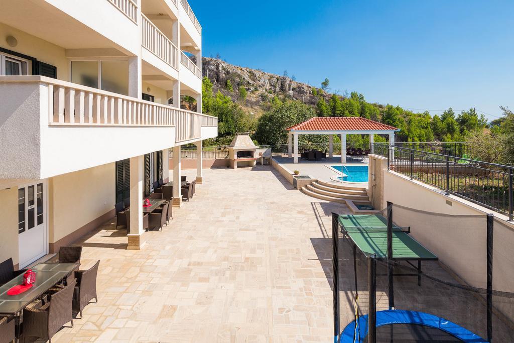 Beachfront Apartments Lara 奥米什 外观 照片