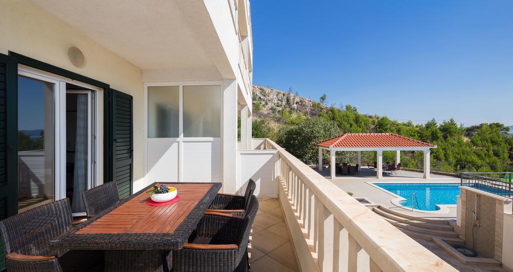 Beachfront Apartments Lara 奥米什 外观 照片