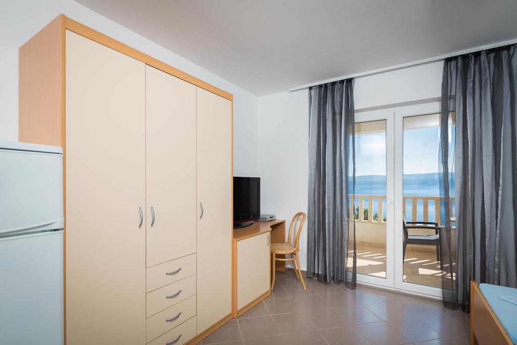 Beachfront Apartments Lara 奥米什 外观 照片