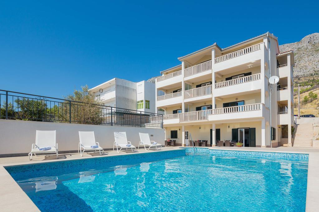 Beachfront Apartments Lara 奥米什 外观 照片