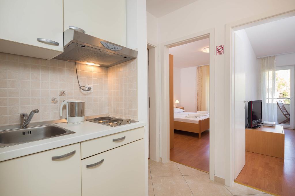 Beachfront Apartments Lara 奥米什 外观 照片
