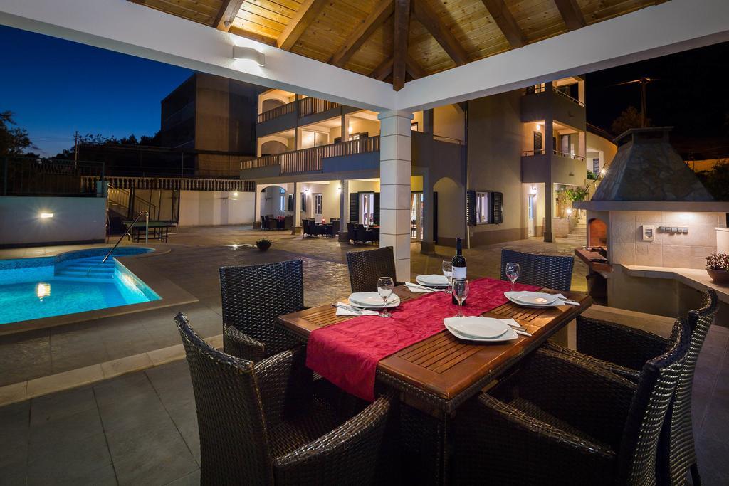Beachfront Apartments Lara 奥米什 外观 照片