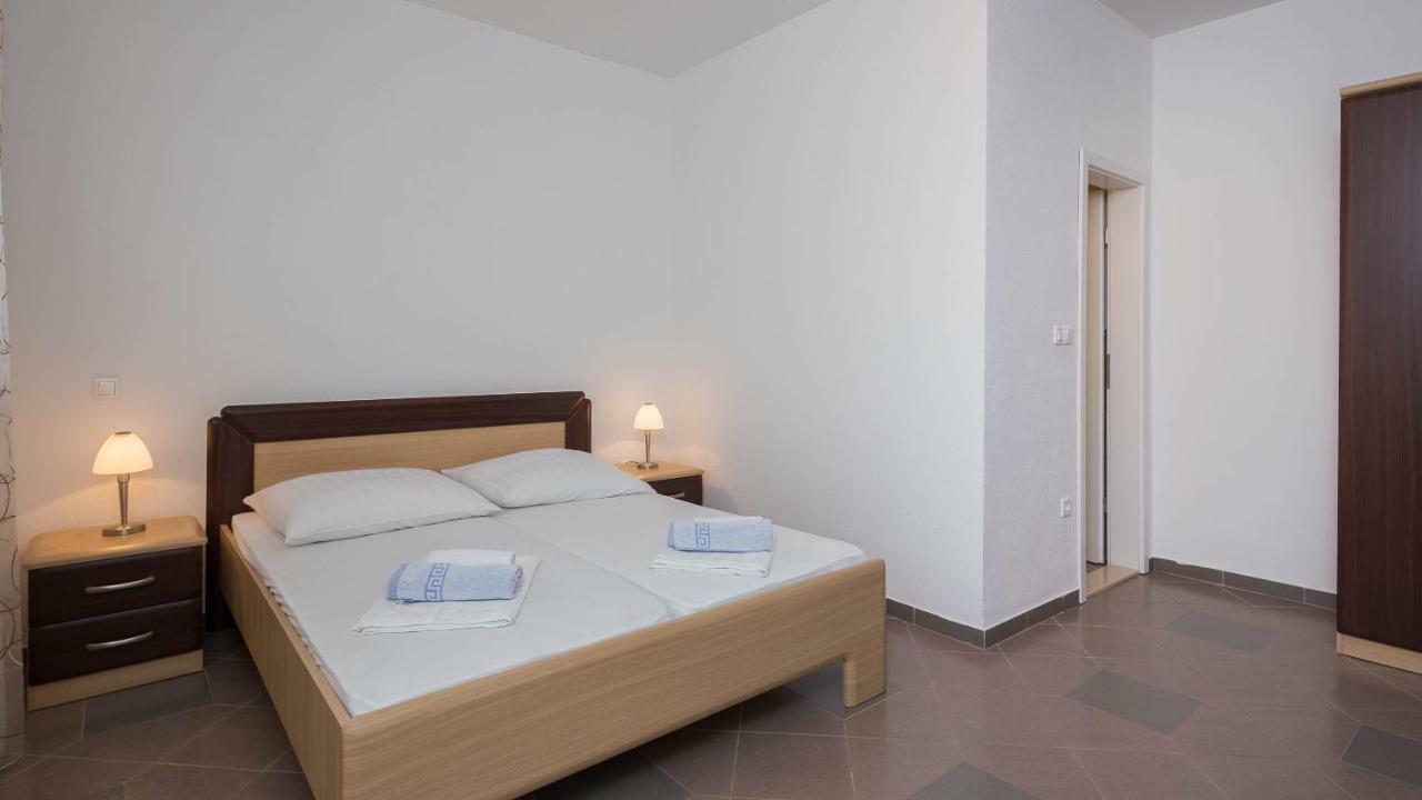 Beachfront Apartments Lara 奥米什 客房 照片